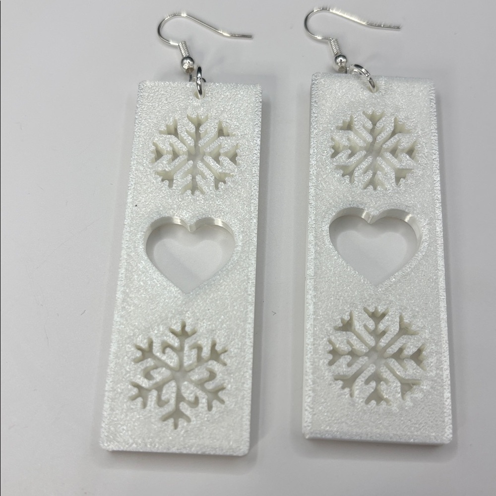 ❄️ White Snowflake Heart Earrings 🤍 - Picture 3 of 3